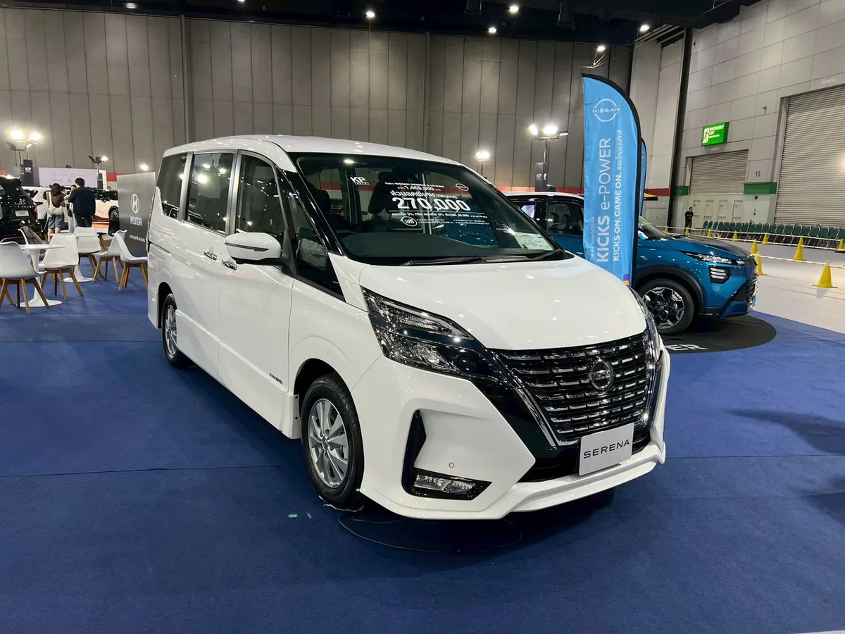 Nissan Serena 2026 สีขาว ในงาน FAST Auto Show 2026 Nissan Serena 2026 สีขาว มุมด้านหน้าสามส่วน ในงาน FAST Auto Show 2026