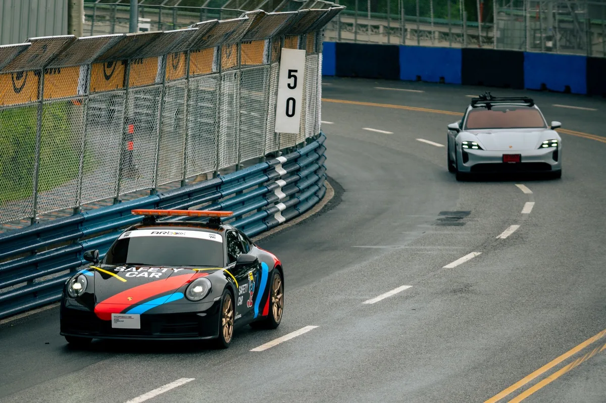 Porsche Safety Car บนสนามบางแสน สตรีท เซอร์กิต รถ Porsche Safety Car นำขบวนบนสนามบางแสน สตรีท เซอร์กิต