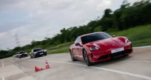 Porsche Taycan ขับในสนามระหว่างกิจกรรม AAS Track Experience 2026