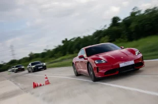 Porsche Taycan ขับในสนามระหว่างกิจกรรม AAS Track Experience 2026