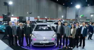 ผู้บริหาร Primus Group และคณะผู้จัดงาน FAST Auto Show Thailand 2026 ถ่ายภาพร่วมกับ NEW MG URBAN