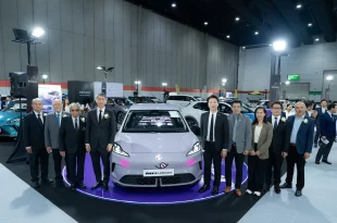 ผู้บริหาร Primus Group และคณะผู้จัดงาน FAST Auto Show Thailand 2026 ถ่ายภาพร่วมกับ NEW MG URBAN