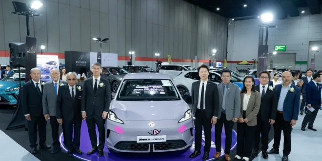 ผู้บริหาร Primus Group และคณะผู้จัดงาน FAST Auto Show Thailand 2026 ถ่ายภาพร่วมกับ NEW MG URBAN