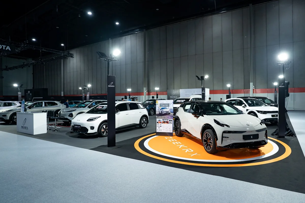 บูธ Primus Group รวมรถ 4 แบรนด์ในงาน FAST Auto Show 2026 ภาพรวมบูธ Primus Group จัดแสดงรถยนต์ ZEEKR, AION, MG และ DEEPAL ภายในงาน FAST Auto Show 2026