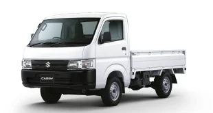 Suzuki Carry สีขาว มุมมองด้านหน้าค่อนไปทางด้านข้าง