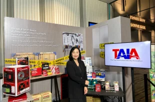 นางสาวยุพิน บุญศิริจันทร์ นายกสมาคมอุตสาหกรรมยานยนต์ไทย ยืนภายในบูธ TAIA ในงาน TCEX 2026