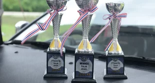 ถ้วยรางวัลการแข่งขัน TAJA X Revival Car Party วางบนฝากระโปรงรถ