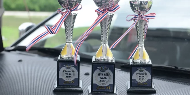 ถ้วยรางวัลการแข่งขัน TAJA X Revival Car Party วางบนฝากระโปรงรถ