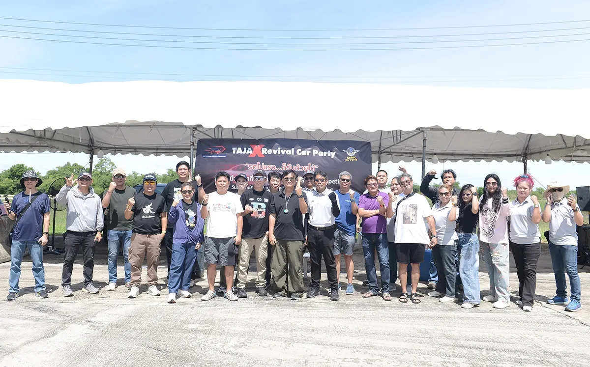 ภาพหมู่กิจกรรม TAJA X Revival Car Party ที่สนามปทุมธานี สปีดเวย์ สมาชิก TAJA และผู้เข้าร่วมกิจกรรม TAJA X Revival Car Party ร่วมถ่ายภาพหมู่ที่สนามปทุมธานี สปีดเวย์