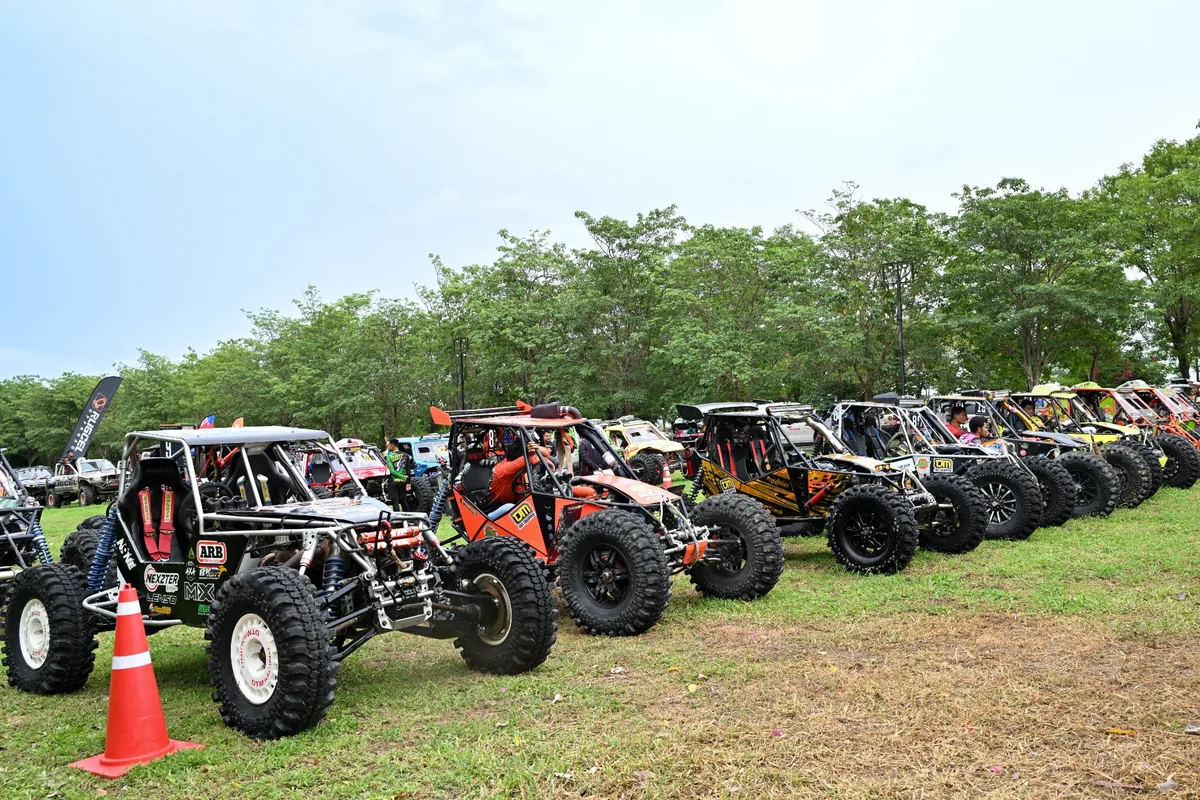 รถแข่งออฟโรดบักกี้ในงาน Toyota 4x4 The Magnificent Ten 2026 รถแข่งออฟโรดบักกี้เรียงแถวภายในงาน Toyota 4x4 The Magnificent Ten 2026