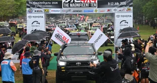 รถแข่ง Toyota Hilux ผ่านซุ้มงาน Toyota 4x4 The Magnificent Ten 2026 ท่ามกลางผู้ชม
