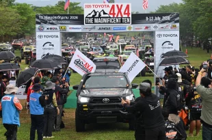 รถแข่ง Toyota Hilux ผ่านซุ้มงาน Toyota 4x4 The Magnificent Ten 2026 ท่ามกลางผู้ชม