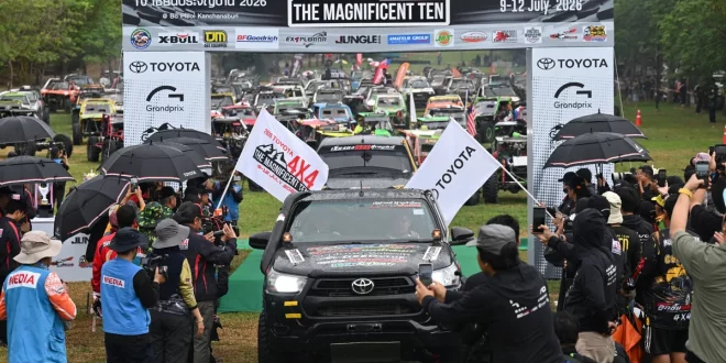 รถแข่ง Toyota Hilux ผ่านซุ้มงาน Toyota 4x4 The Magnificent Ten 2026 ท่ามกลางผู้ชม