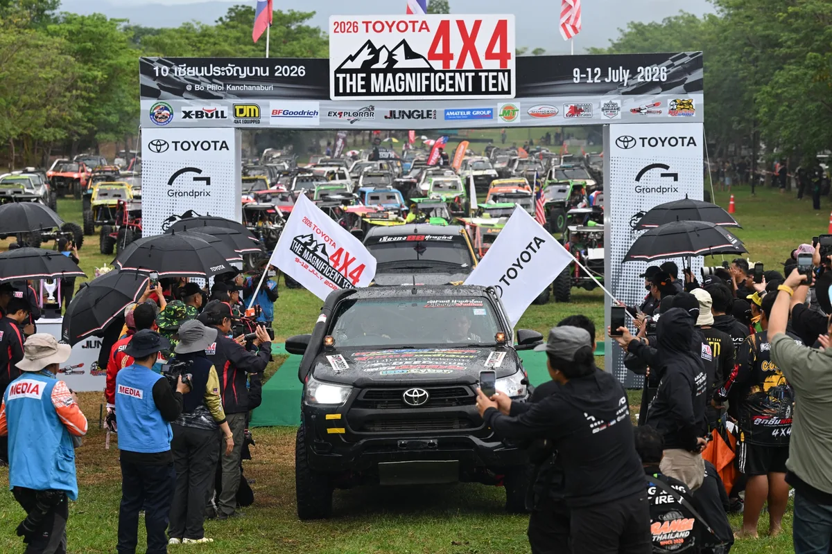 รถแข่ง Toyota Hilux ผ่านซุ้มงาน The Magnificent Ten 2026 รถแข่ง Toyota Hilux ผ่านซุ้มงาน Toyota 4x4 The Magnificent Ten 2026 ท่ามกลางผู้ชม