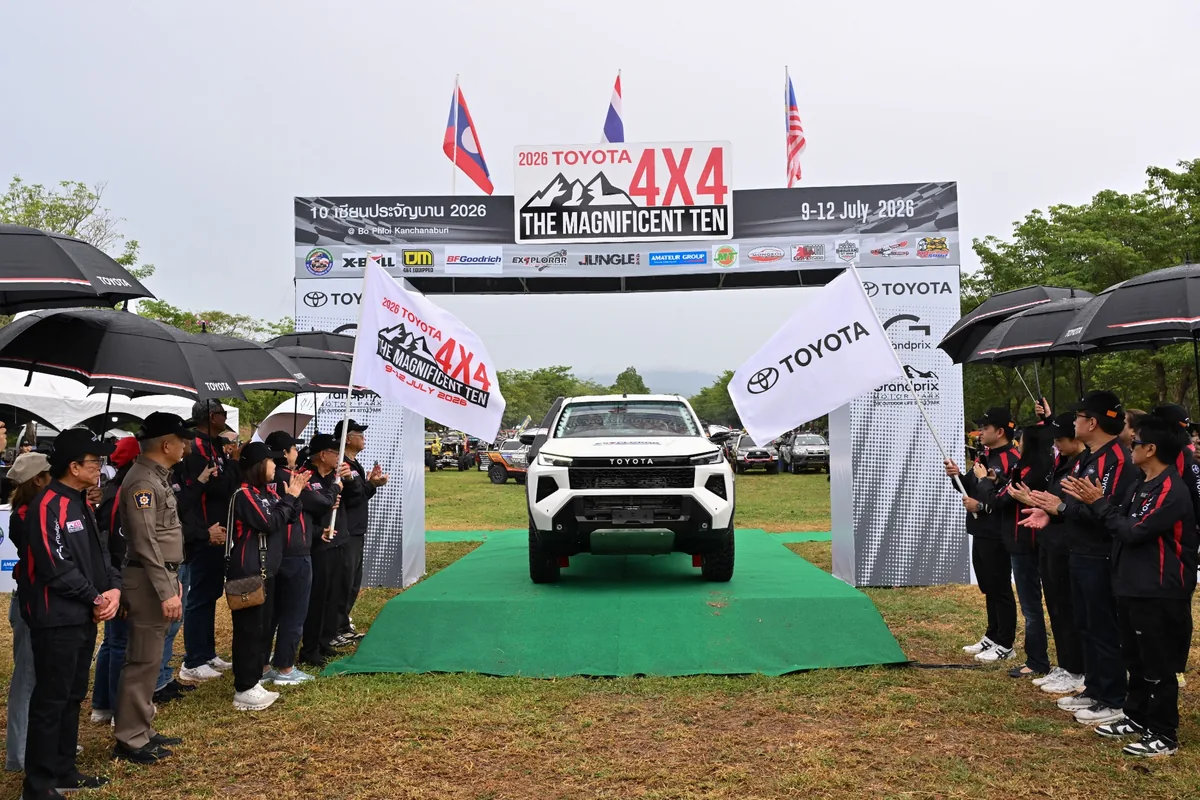 Toyota Hilux สีขาวหน้าเวที The Magnificent Ten 2026 รถ Toyota Hilux สีขาวหน้าเวทีสตาร์ตในงาน Toyota 4x4 The Magnificent Ten 2026