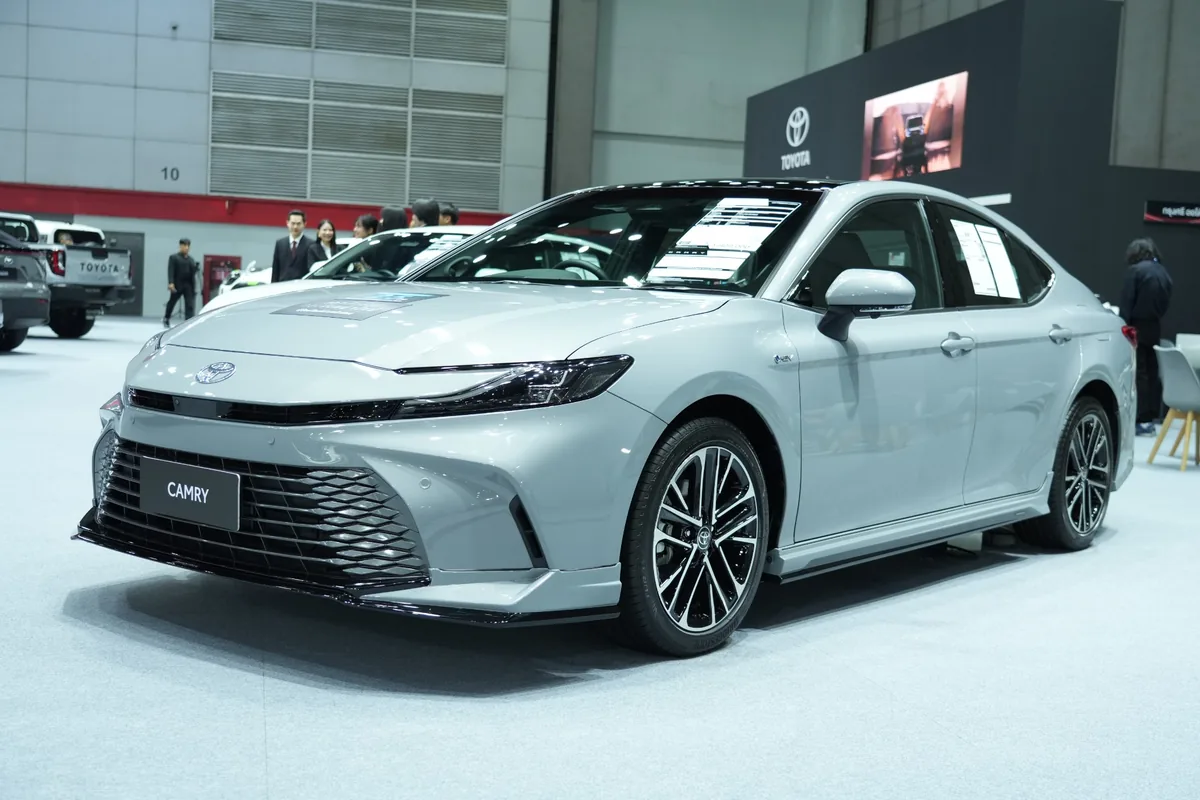 Toyota Camry Hybrid สีเทา ในงาน FAST Auto Show Thailand 2026 Toyota Camry Hybrid สีเทา มุมด้านหน้าสามส่วน ในงาน FAST Auto Show Thailand 2026