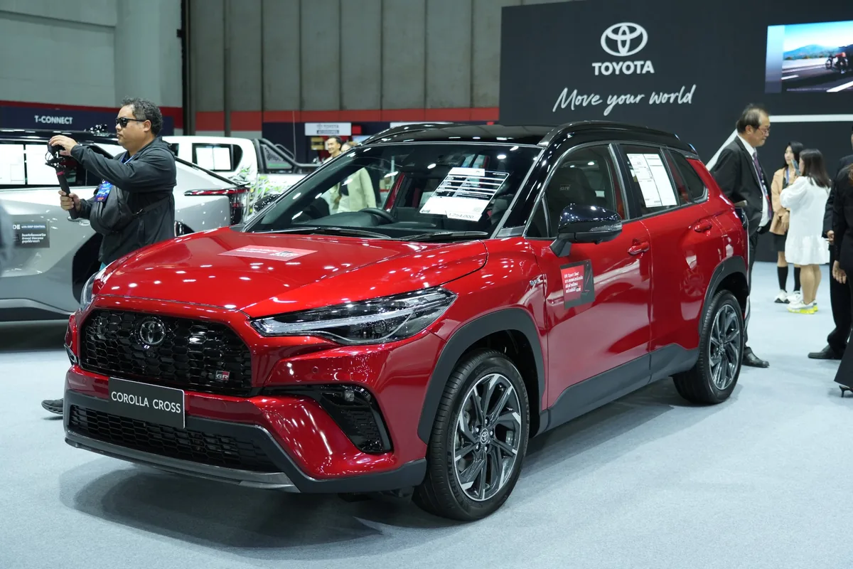 Toyota Corolla Cross GR Sport สีแดง มุมด้านหน้าสามส่วน ในงาน FAST Auto Show Thailand 2026 Toyota Corolla Cross GR Sport สีแดง มุมด้านหน้าสามส่วน ในงาน FAST Auto Show Thailand 2026