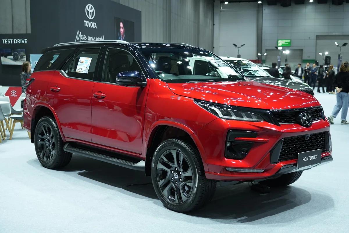 Toyota Fortuner สีแดง ในงาน FAST Auto Show Thailand 2026 Toyota Fortuner สีแดง มุมด้านหน้าสามส่วน ในงาน FAST Auto Show Thailand 2026