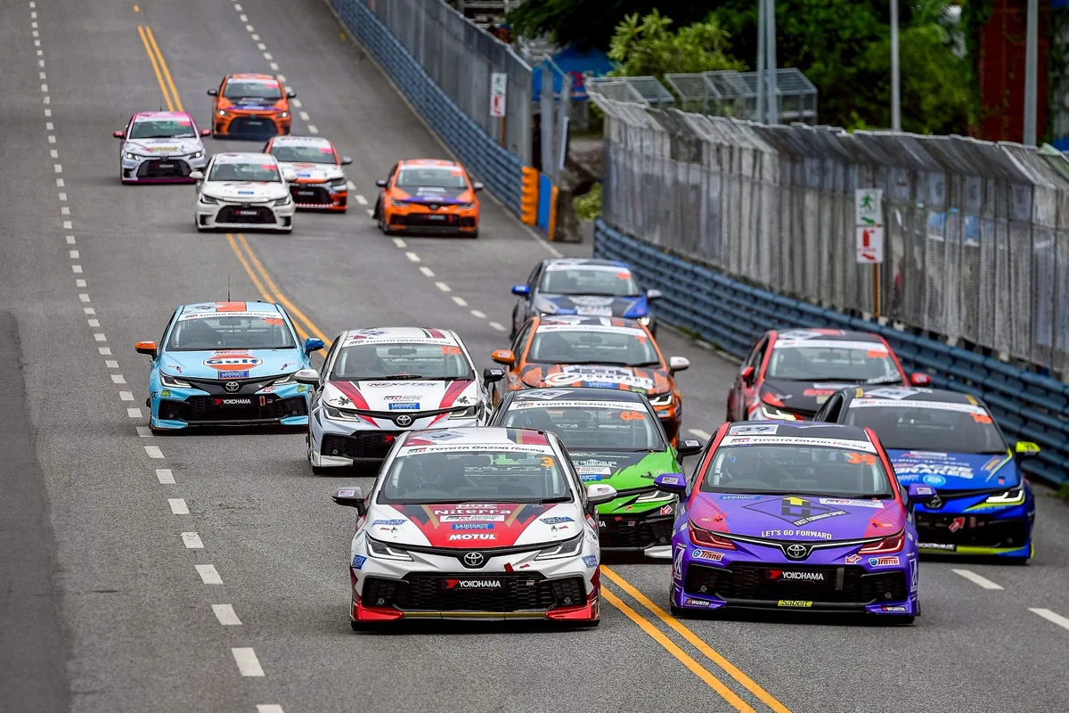 กลุ่มรถแข่ง Corolla Altis GR Sport ในงาน Toyota Gazoo Racing Thailand 2026 กลุ่มรถแข่ง Toyota Corolla Altis GR Sport แข่งขันกันอย่างเข้มข้นบนสนามบางแสน