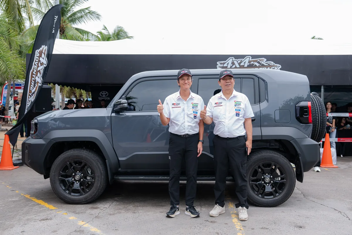 ผู้บริหารโตโยต้ากับรถออฟโรดในงาน Toyota Gazoo Racing Thailand 2026 ผู้บริหารโตโยต้าถ่ายภาพคู่กับรถออฟโรดในโซน 4x4 Adventure Track