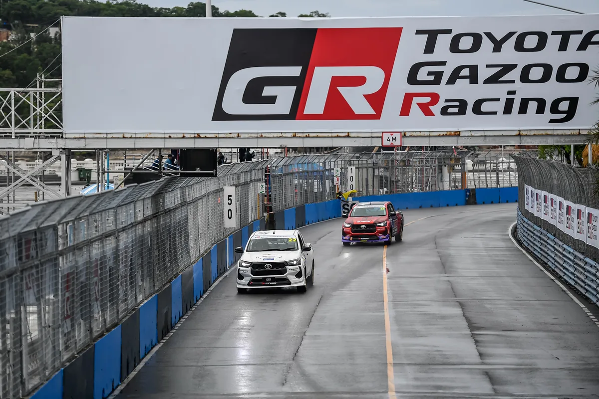 Hilux Revo One Make Race ในงาน Toyota Gazoo Racing Thailand 2026 การแข่งขัน Toyota Hilux Revo One Make Race บนสนามเปียกในบางแสน กรังด์ปรีซ์ 2026