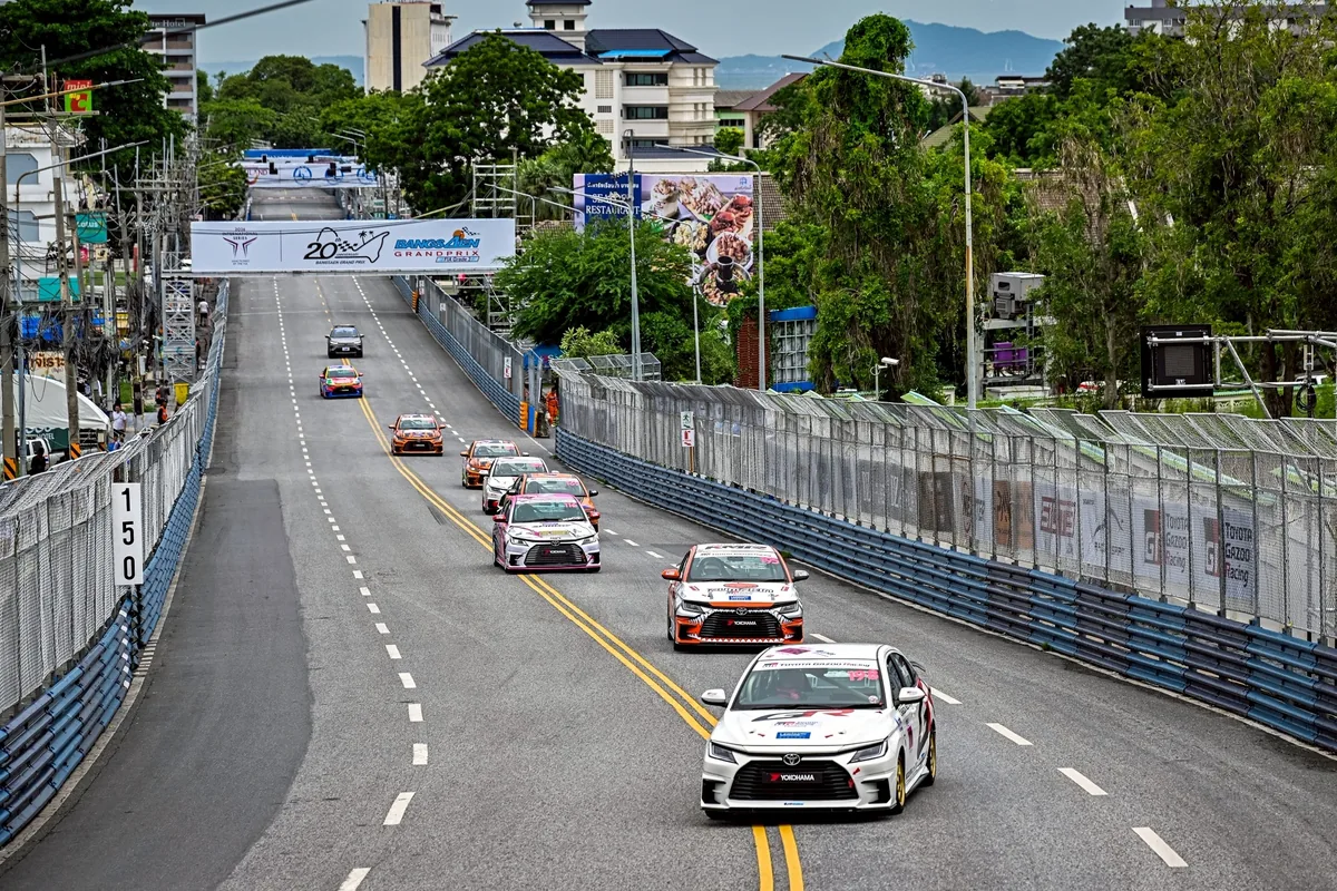 Yaris ATIV Lady One Make Race ที่บางแสน รถแข่ง Toyota Yaris ATIV Lady One Make Race ลงสนามแข่งขันที่บางแสน