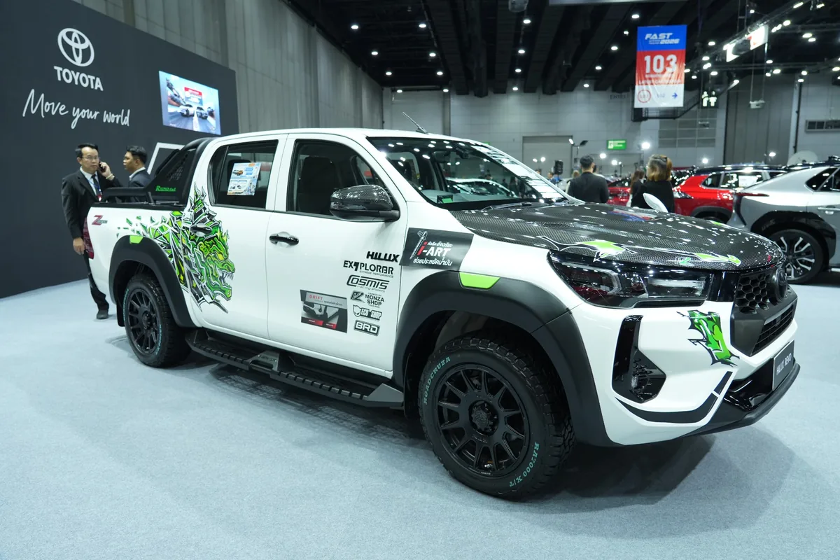 Toyota Hilux Revo ตกแต่งพิเศษ มุมด้านหน้าสามส่วน Toyota Hilux Revo ตกแต่งพิเศษสีขาว มุมด้านหน้าสามส่วน ในงาน FAST Auto Show Thailand 2026