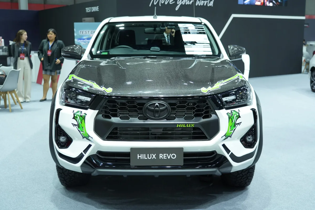 Toyota Hilux Revo ตกแต่งพิเศษ มุมด้านหน้า Toyota Hilux Revo ตกแต่งพิเศษสีขาว มุมด้านหน้า ในงาน FAST Auto Show Thailand 2026