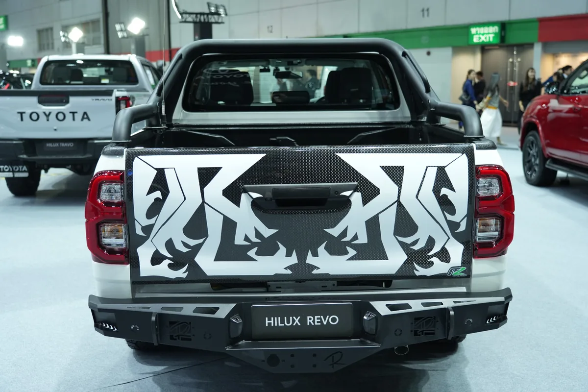 Toyota Hilux Revo ตกแต่งพิเศษ มุมด้านหลัง Toyota Hilux Revo ตกแต่งพิเศษสีขาว มุมด้านหลัง ในงาน FAST Auto Show Thailand 2026