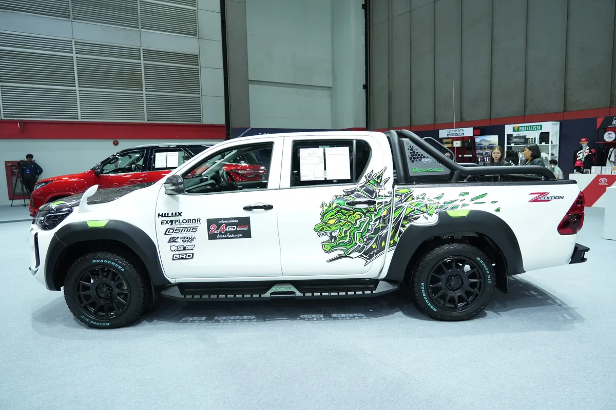 Toyota Hilux Revo ตกแต่งพิเศษ มุมด้านข้าง Toyota Hilux Revo ตกแต่งพิเศษสีขาว มุมด้านข้าง ในงาน FAST Auto Show Thailand 2026