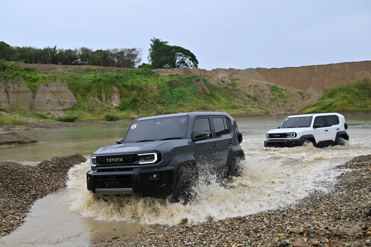 Toyota Land Cruiser FJ ทดสอบลุยน้ำในสนามออฟโรด รถ Toyota Land Cruiser FJ ลุยน้ำในสนามออฟโรด