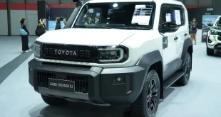Toyota Land Cruiser FJ สีขาว มุมด้านหน้าสามส่วน ในงาน FAST Auto Show Thailand 2026