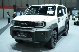 Toyota Land Cruiser FJ สีขาว มุมด้านหน้าสามส่วน ในงาน FAST Auto Show Thailand 2026