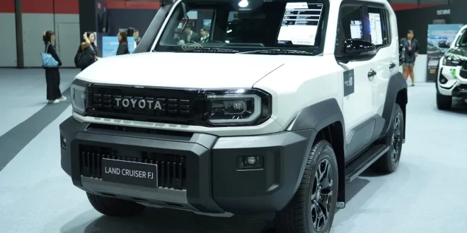 Toyota Land Cruiser FJ สีขาว มุมด้านหน้าสามส่วน ในงาน FAST Auto Show Thailand 2026