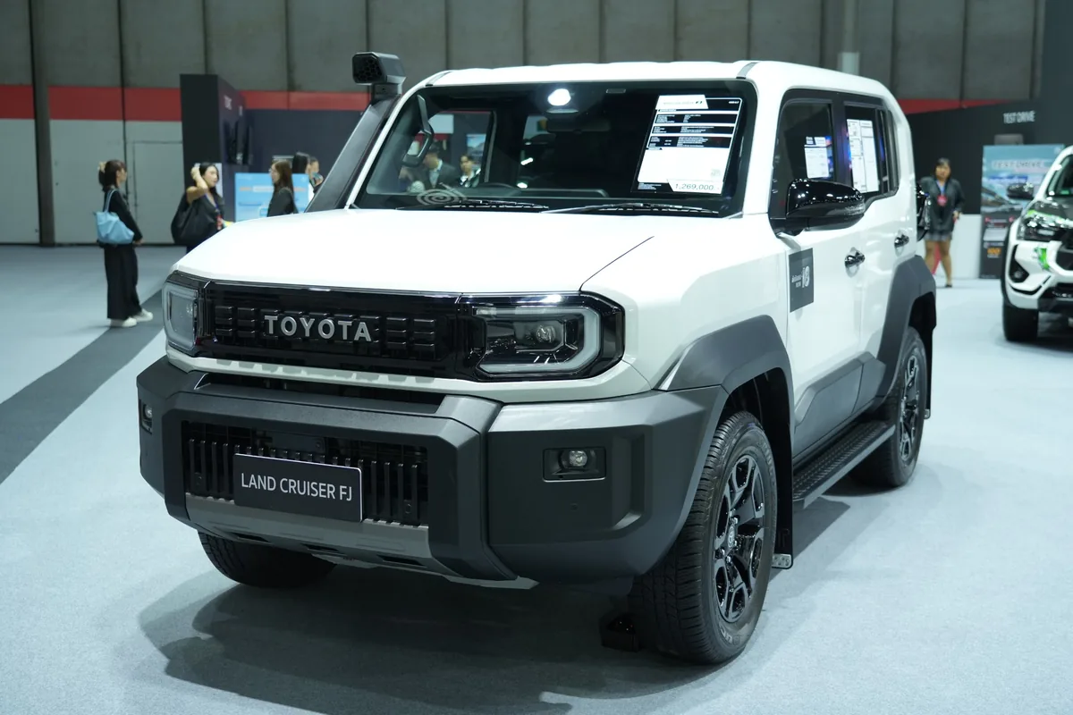 Toyota Land Cruiser FJ สีขาว ในงาน FAST Auto Show Thailand 2026 Toyota Land Cruiser FJ สีขาว มุมด้านหน้าสามส่วน ในงาน FAST Auto Show Thailand 2026