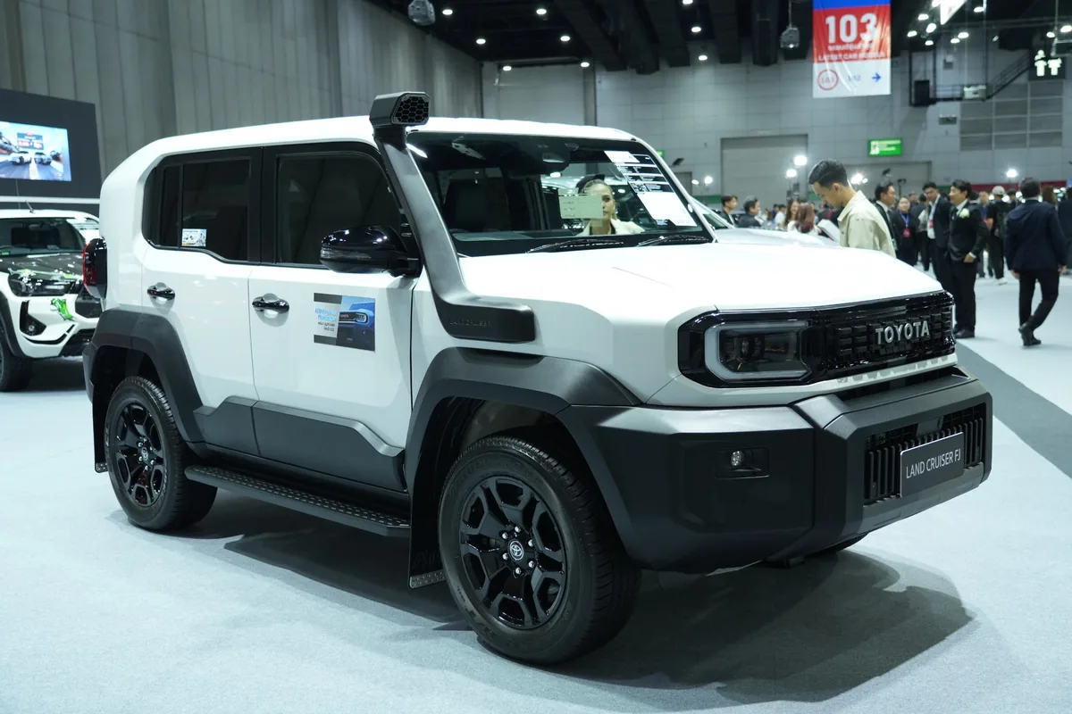 Toyota Land Cruiser FJ สีขาว มุมด้านข้าง Toyota Land Cruiser FJ สีขาว มุมด้านข้างและด้านหน้าสามส่วน ในงาน FAST Auto Show Thailand 2026