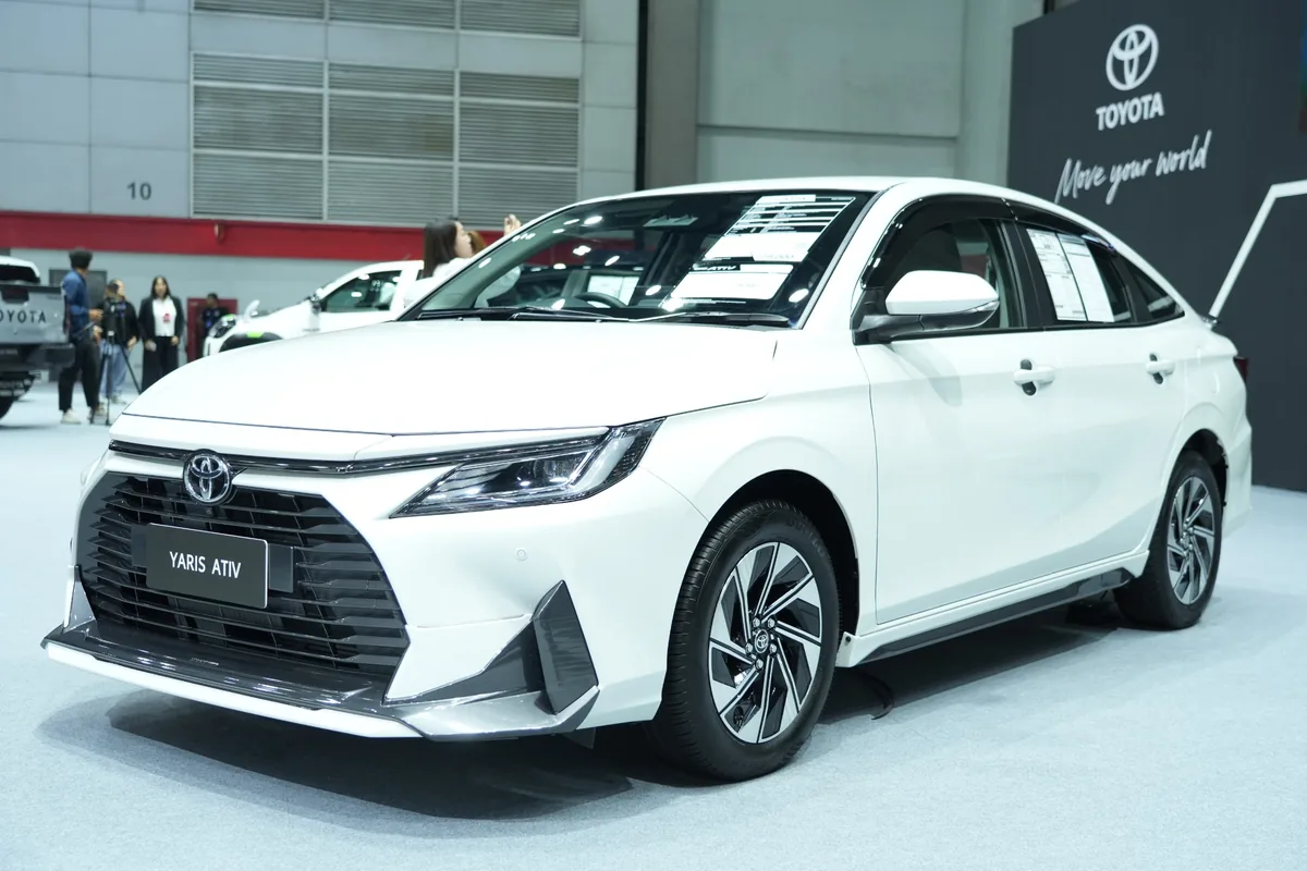 Toyota Yaris ATIV สีขาว ในงาน FAST Auto Show Thailand 2026 Toyota Yaris ATIV สีขาว มุมด้านหน้าสามส่วน ในงาน FAST Auto Show Thailand 2026