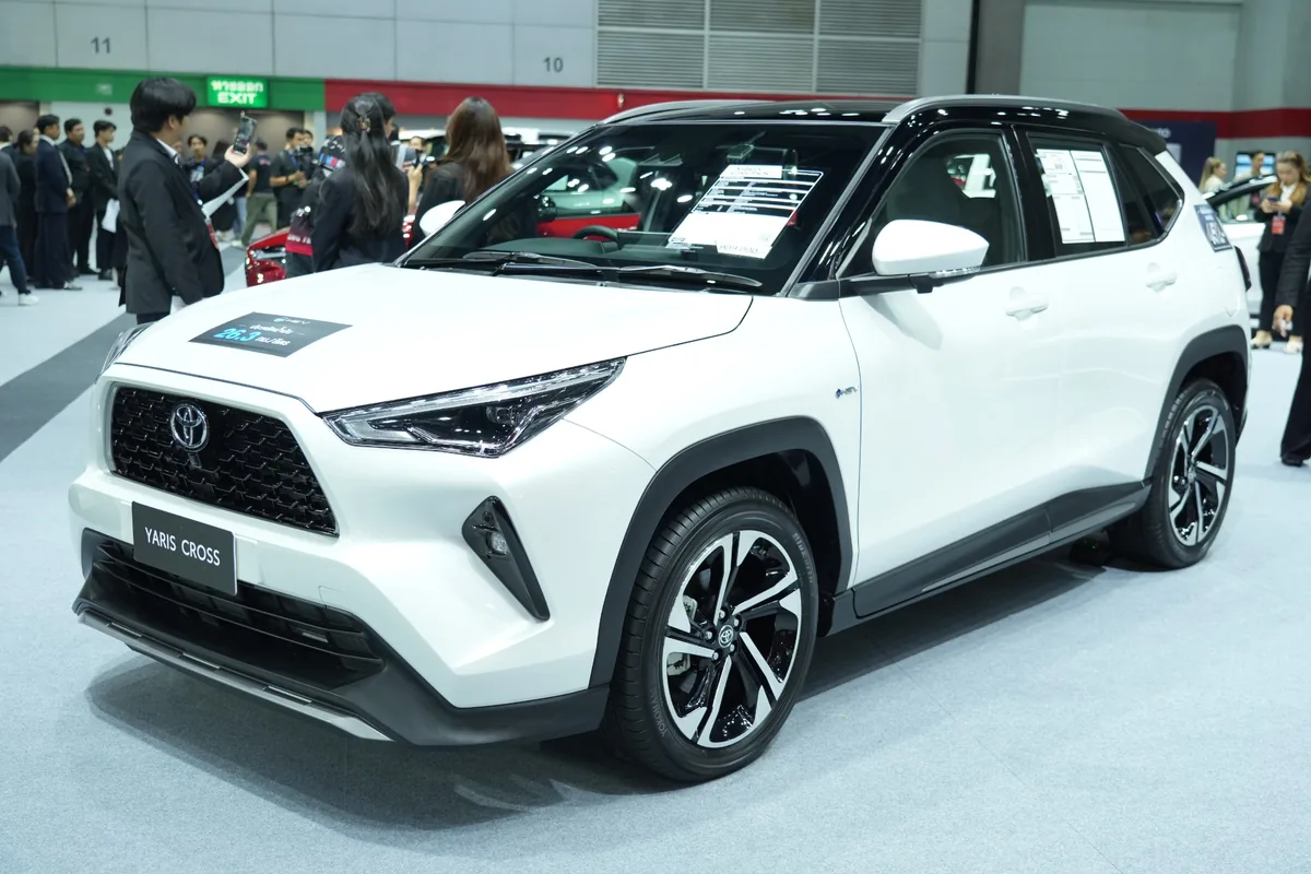 Toyota Yaris Cross Hybrid สีขาว ในงาน FAST Auto Show Thailand 2026 Toyota Yaris Cross Hybrid สีขาว มุมด้านหน้าสามส่วน ในงาน FAST Auto Show Thailand 2026