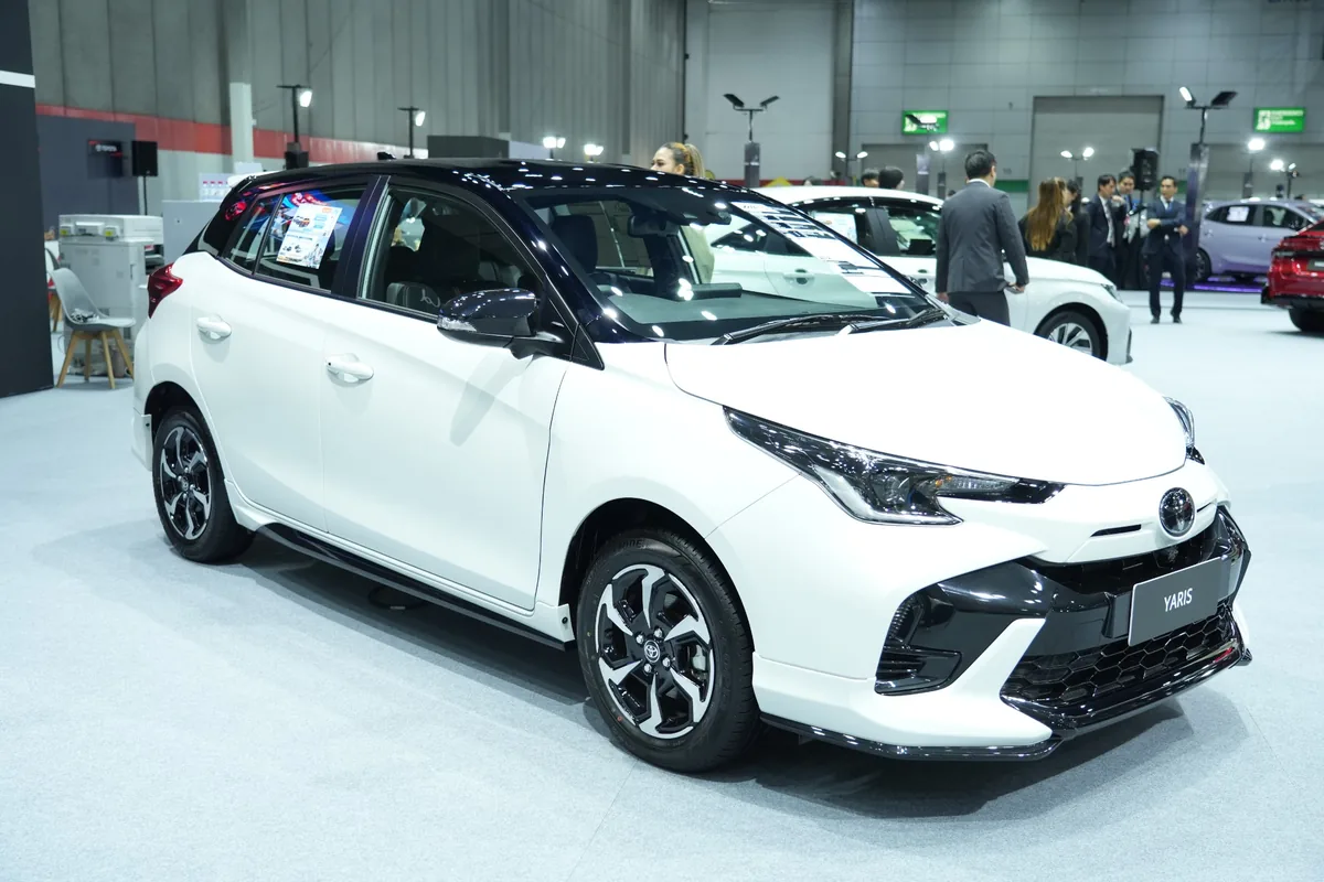 Toyota Yaris สีขาว ในงาน FAST Auto Show Thailand 2026 Toyota Yaris สีขาว มุมด้านหน้าสามส่วน ในงาน FAST Auto Show Thailand 2026