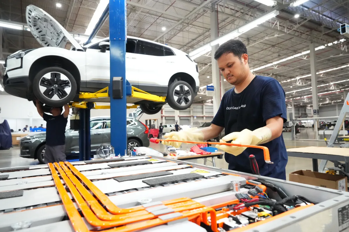 ขั้นตอนประกอบโมดูลแบตเตอรี่แรงดันสูง Volvo EX30 ช่างเทคนิคกำลังประกอบโมดูลแบตเตอรี่แรงดันสูงของ Volvo EX30 ภายในศูนย์บริการ