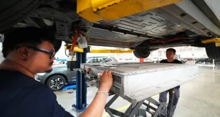 ช่างเทคนิคกำลังถอดแบตเตอรี่แรงดันสูงออกจากรถ Volvo EX30 ภายในศูนย์บริการ