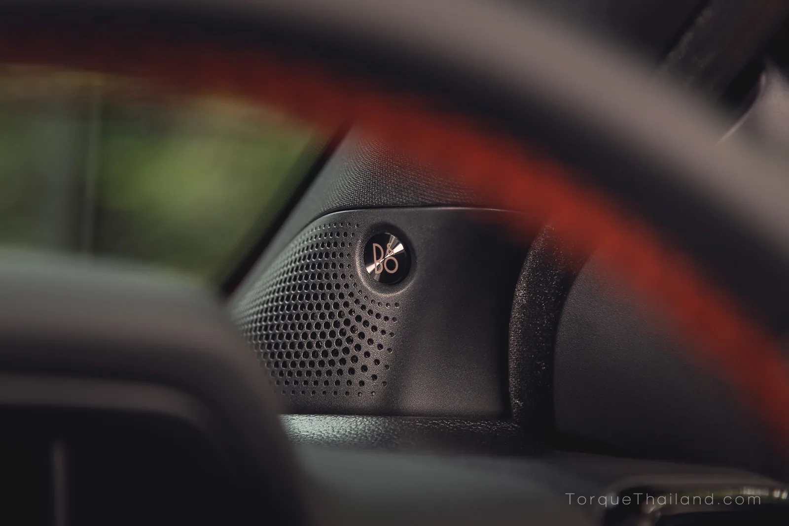 ลำโพงทวีตเตอร์บนเสา A อุปกรณ์ส่วนหนึ่งในชุดระบบเสียงลำโพง 10 ตัว จาก Bang & Olufsen