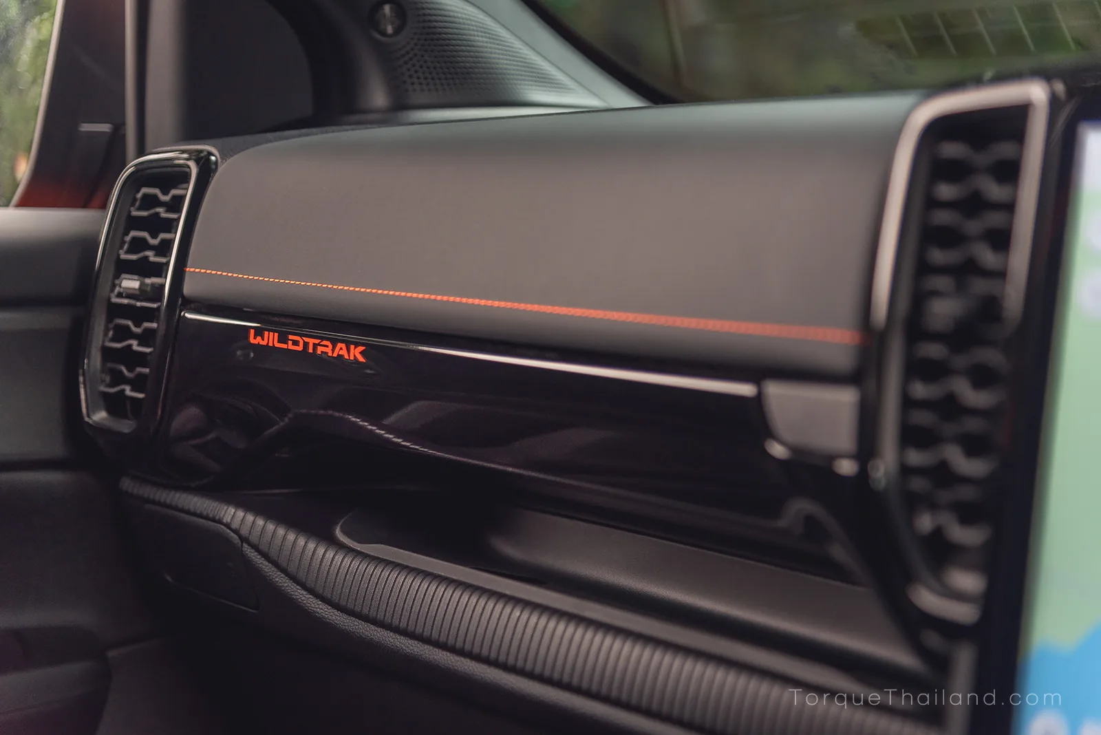 แดชบอร์ดฝั่งผู้โดยสารเบาะหน้า เปลี่ยนชิ้นส่วนตกแต่งเป็นสีดำเงา Asphalt Black และเดินตะเข็บด้ายสีส้ม