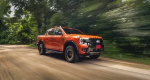 Ford Ranger Wildtrak X เต็มคันหน้าเฉียงขณะวิ่งด้วยความเร็วเดินทางไกล 100-120 กม./ชม. ซึ่งเกียร์จะเปลี่ยนสู่เกียร์ 10 เพื่อประหยัดน้ำมัน โดยช่วงล่างให้ฟีลแน่นหนึบสไตล์รถสปอร์ตแต่ช่วงล่างหลังจะแข็งขึ้นมาก ไม่เน้นความนุ่มนวล