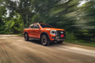 Ford Ranger Wildtrak X เต็มคันหน้าเฉียงขณะวิ่งด้วยความเร็วเดินทางไกล 100-120 กม./ชม. ซึ่งเกียร์จะเปลี่ยนสู่เกียร์ 10 เพื่อประหยัดน้ำมัน โดยช่วงล่างให้ฟีลแน่นหนึบสไตล์รถสปอร์ตแต่ช่วงล่างหลังจะแข็งขึ้นมาก ไม่เน้นความนุ่มนวล