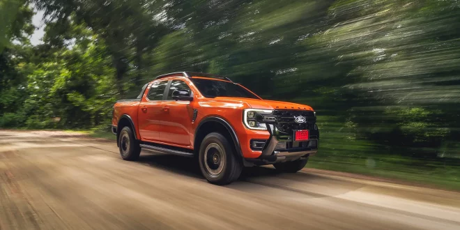 Ford Ranger Wildtrak X เต็มคันหน้าเฉียงขณะวิ่งด้วยความเร็วเดินทางไกล 100-120 กม./ชม. ซึ่งเกียร์จะเปลี่ยนสู่เกียร์ 10 เพื่อประหยัดน้ำมัน โดยช่วงล่างให้ฟีลแน่นหนึบสไตล์รถสปอร์ตแต่ช่วงล่างหลังจะแข็งขึ้นมาก ไม่เน้นความนุ่มนวล