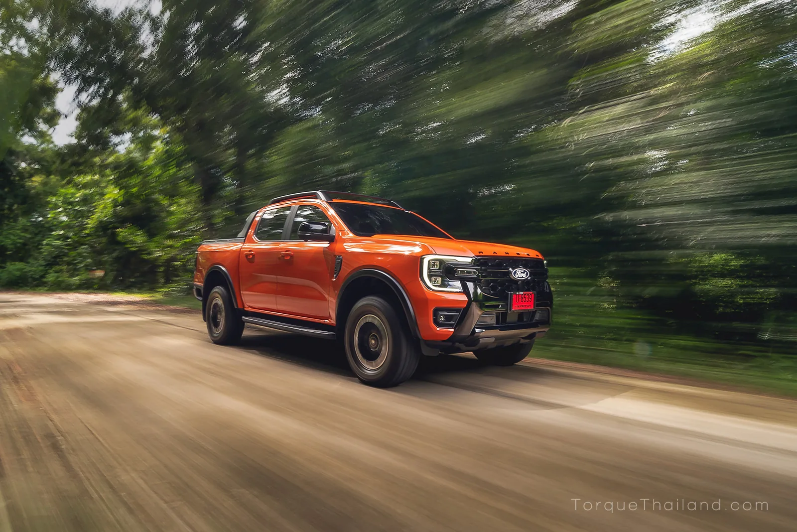 Ford Ranger Wildtrak X เต็มคันหน้าเฉียงขณะวิ่งด้วยความเร็วเดินทางไกล 100-120 กม./ชม. ซึ่งเกียร์จะเปลี่ยนสู่เกียร์ 10 เพื่อประหยัดน้ำมัน โดยช่วงล่างให้ฟีลแน่นหนึบสไตล์รถสปอร์ตแต่ช่วงล่างหลังจะแข็งขึ้นมาก ไม่เน้นความนุ่มนวล