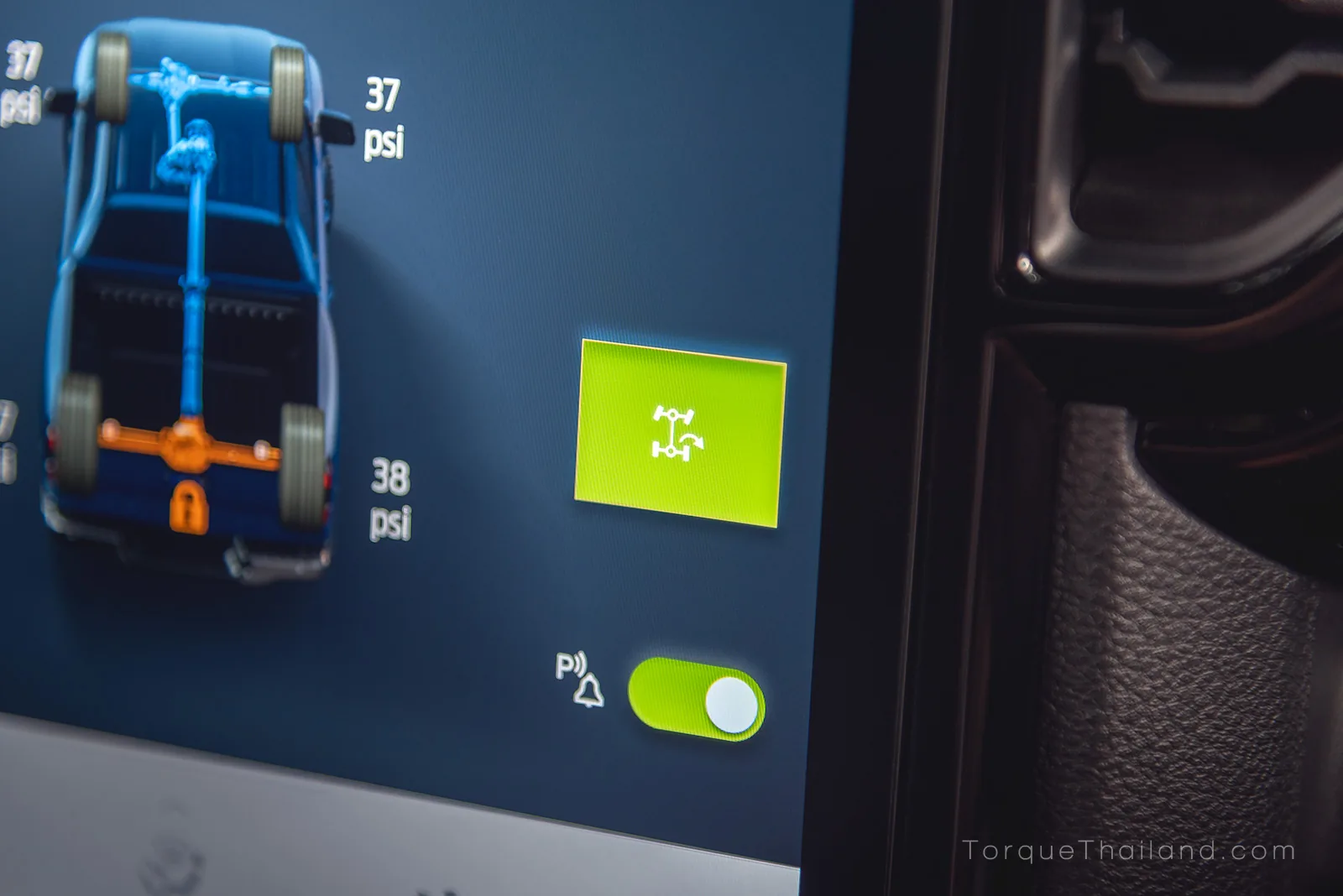 จอแสดงผลส่วนกลาง แสดงปุ่มระบบสัมผัสเปิด-ปิดระบบช่วยเลี้ยวในที่แคบ Trail Turn ทำหน้าที่หยุดล้อด้านในโค้งอัตโนมัติเพื่อลดวงเลี้ยวลง 25%