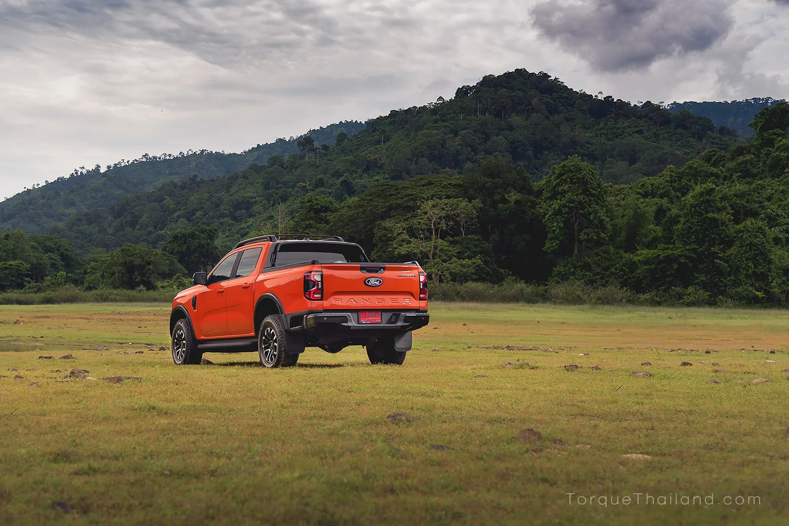 ตัวถังรถเต็มคันมุมท้ายเฉียงในสีส้มประกายทองมุก 3 ชั้น Ignite Orange ซึ่งจะสะท้อนเป็นสีเหลืองทองเมื่ออยู่กลางแดดและเข้มขึ้นเมื่ออยู่ในร่ม