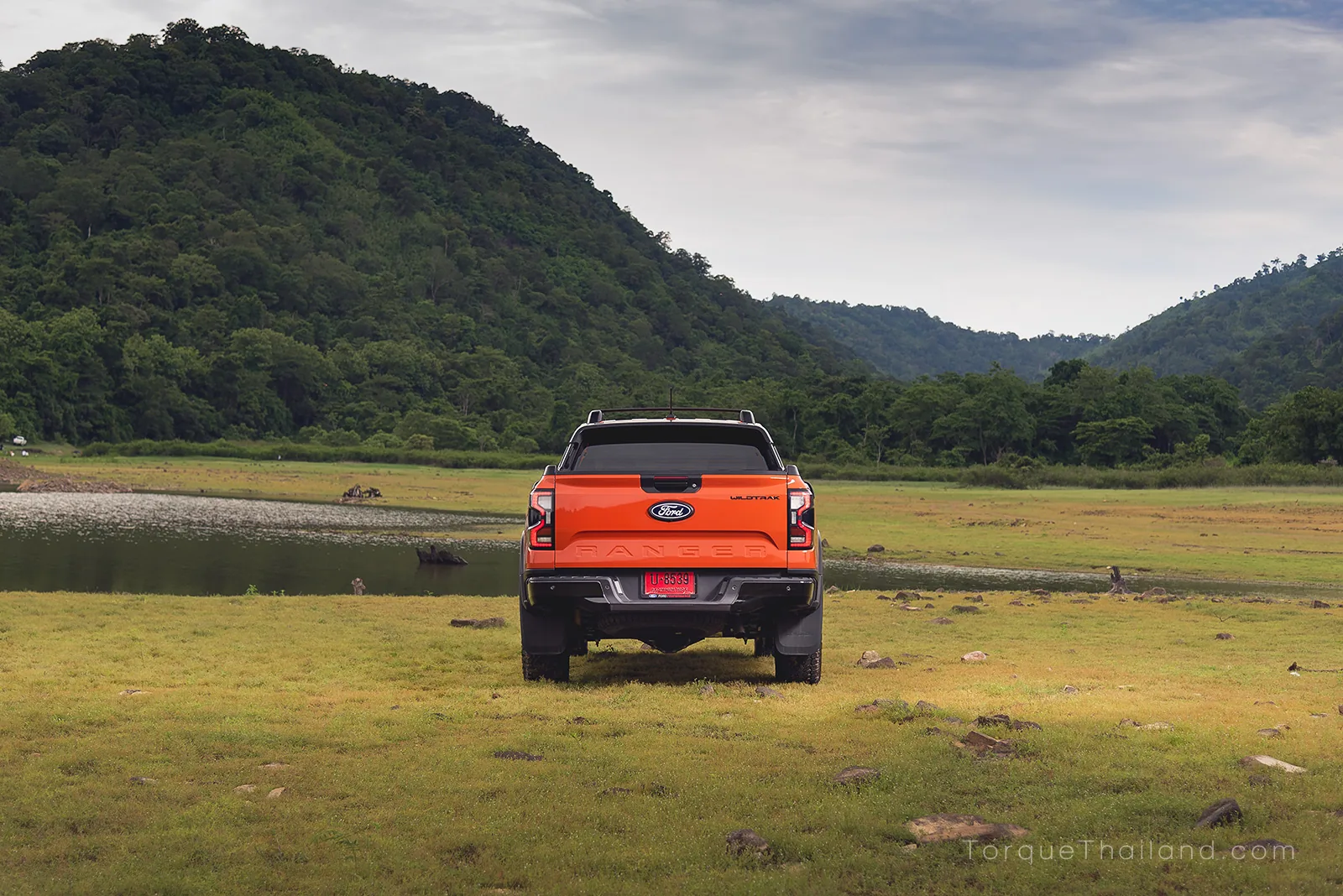 มิติกระบะท้ายรถ Ford Ranger Wildtrak X มุมท้ายตรง มีขนาดความกว้าง 1,420 มม. ยาว 1,564 มม. และสูง 540 มม.